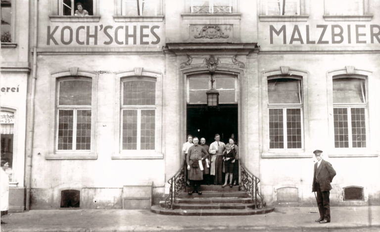 1920 Familie Schwarz im Eingangsportal des Brauhaus Brauerei zur Malzmühle in Köln