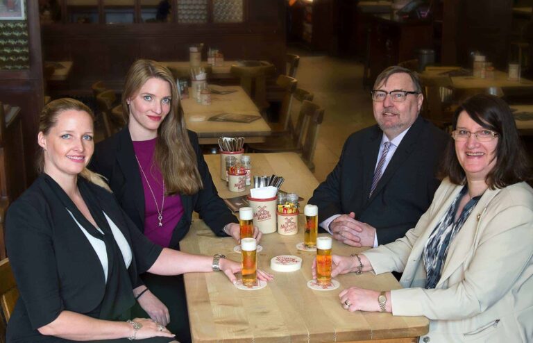 Familie Schwartz am Tisch in der Brauerei zur Malzmühle - Brauhaus Köln