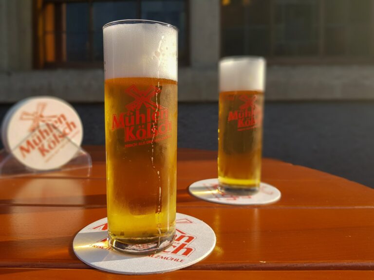 Zwei frisch gezapfte Mühlen Kölsch auf der Terrasse der Brauerei zur Malzmühle - Brauhaus Köln