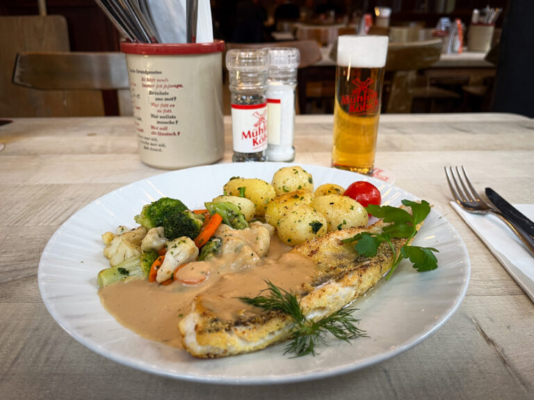 Fischfielet mit frischen Kräutern, Drillingen und Buttergemüse. Dazu ein frische gezapftes Mühlenkölsch in der Brauerei zur Malzmühle - Brauhaus in Köln.